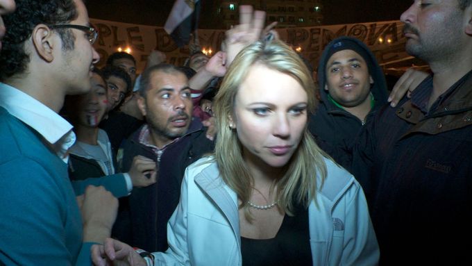 Okamžik před útokem: Lara Logan chystá reportáž ze slavícího náměstí Tahrír