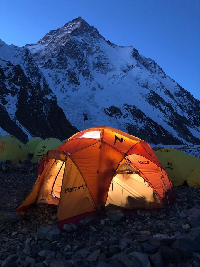 Tomáš Petreček leze na K2 (base camp)