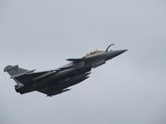 Francouzská stíhačka Rafale. 126 kusů zakoupila indická armáda.