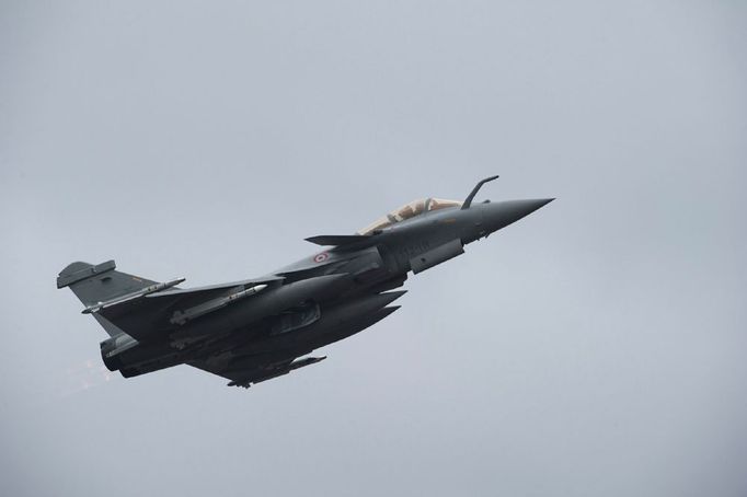 Francouzský bojový letoun Rafale před startem. Tyto letouny zahájily spojeneckou akci v Libyi.