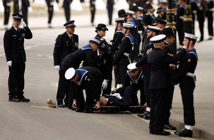 Jeden z policistů krátce před smutečním obřadem zkolaboval.