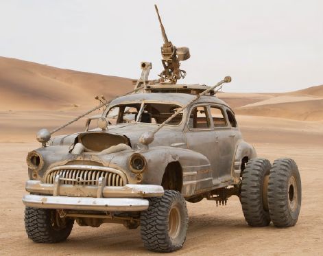 Tohle auto se jmenuje prostě Buick, a to podle toho, že jeho základem je Buick Special Sedan z roku 1948. Dvojmontáž na zadní nápravě je samozřejmostí, stejně jako arzenál zbraní. Chránit The Gigahorse zkrátka není jen tak. | Foto: lloydsauctions.com.au