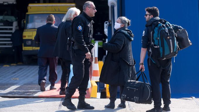Řecký policista instruuje turisty.