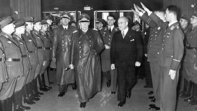 Příslušníci SA a luftwaffe zdraví zakladatele gestapa Hermanna Göringa při premiéře propagandistického filmu Křest ohněm: Feuertaufe z roku 1940 o tažení do Polska.