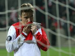 Smutný Vladimír Šmicer si na konci zápasu otírá zraněný ret. Slavia do jarních částí Poháru UEFA nepostoupí, to už je jasné.