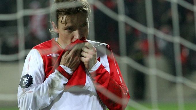 Smutný Vladimír Šmicer si na konci zápasu otírá zraněný ret. Slavia do jarních částí Poháru UEFA nepostoupí, to už je jasné.