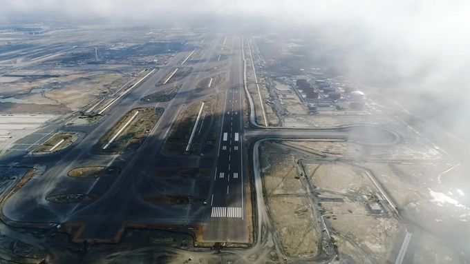 Istanbul bude mít jedno z největších letišť na světě. Podívejte se, jak probíhala stavba ranveje.