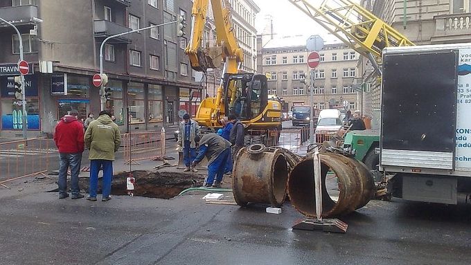 Oprava potrubí v Praze. Ilustrační snímek.