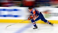 Kanadský hokejový útočník Connor McDavid z Edmontonu ovládl produktivitu o 11 bodů před druhým Sidneym Crosbym z Pittsburghu i třetím Patrickem Kanem z Chicaga a poprvé v kariéře získal Art Ross Trophy. Dvacetiletá jednička draftu z roku 2015 nasbírala v 82 zápasech rovných 100 bodů za 30 branek a 70 asistencí.