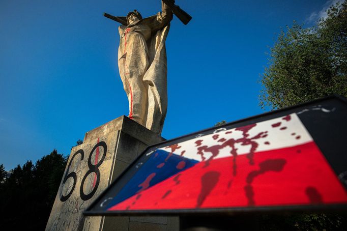 Pietní akt na výročí 21. srpna 1968 u pomníku Čest a sláva Rudé armádě v Litoměřicích.