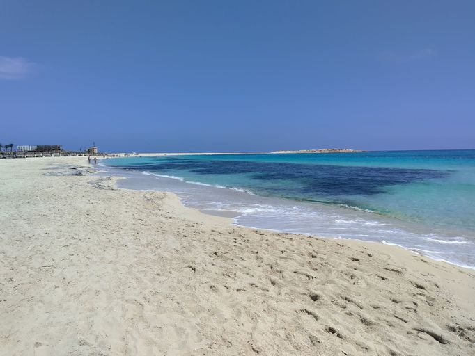 Azurové vody Středozemního moře přímo lákají k odpočinku.