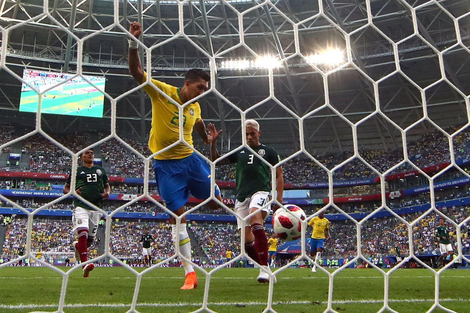 Roberto Firmino dává gól v zápase Mexiko - Brazílie na MS 2018