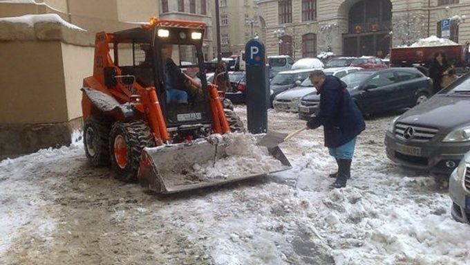 Na Mariánském náměstí v Praze pomáhala s úklidem sněhu technika