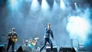 Kde by je většina českých akcí měla za headlinery, tam Kaiser Chiefs na trenčínském letišti teprve rozehřívali publikum během prvního dne.