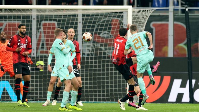 David Douděra střílí vyrovnávací gól do sítě AC Milán