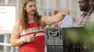 A voter places his absentee ballot into a ballot box outside the Orange County Supervisor of Elections office in Orlando, Florida November 5, 2012. REUTERS/Scott A. Miller (UNITED STATES - Tags: USA PRESIDENTIAL ELECTION POLITICS ELECTIONS) Published: Lis. 5, 2012, 9:04 odp.