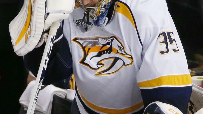 Zklamaný Pekka Rinne po prvním finále Stanley Cupu.