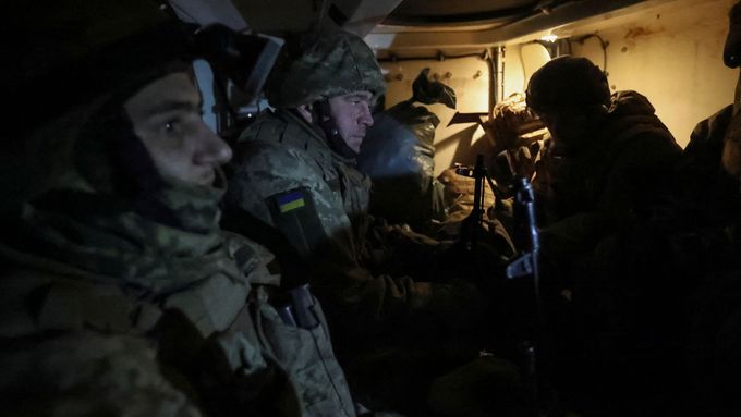 Ukrajinské síly zveřejnily video z výměny vojáků, do pár sekund přiletěl ruský dron