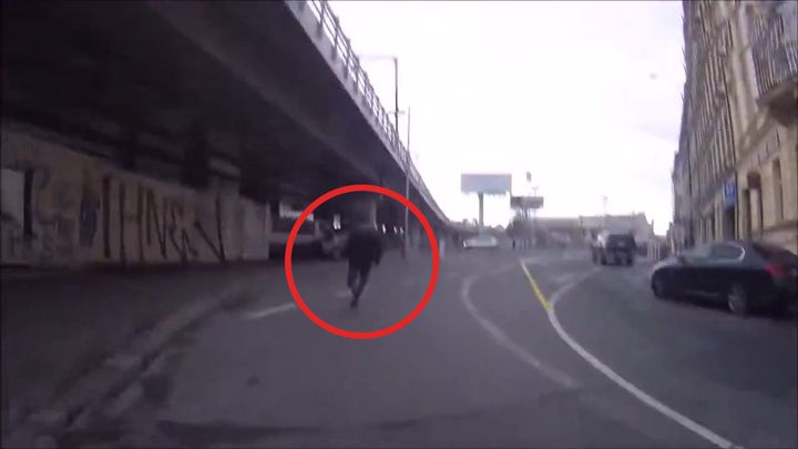 Svezete mě za tím chlapem? Policista při honičce v Praze naskočil k náhodnému řidiči; Zdroj foto: Policie ČR