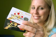 Češi už se nebojí platit kartou v cizině. Ani bankomatů