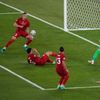 Merih Demiral dává vlastní gól v zápase Turecko - Itálie na ME 2020
