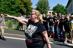 Po protestu DSSS v Dubí policie obvinila šest lidí. Napadli fotografa či měli rasistická tetování