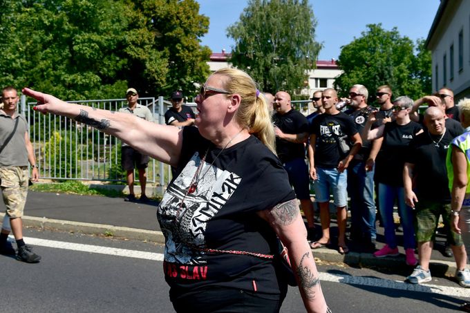 Příznivci Dělnické strany sociální spravedlnosti se shromáždili 18. srpna 2018 za účasti policie a těžkooděnců před městským úřadem v Dubí na Teplicku.