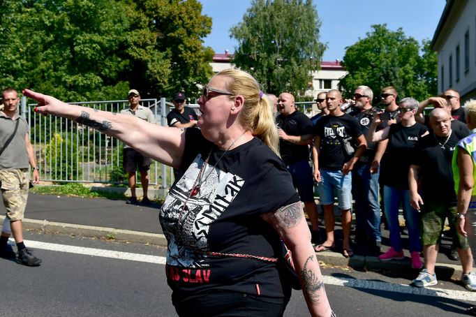 Příznivci Dělnické strany sociální spravedlnosti se shromáždili 18. srpna 2018 za účasti policie a těžkooděnců před městským úřadem v Dubí na Teplicku.