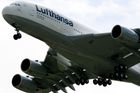 Lufthansa utahuje opasky. Německé aerolinky propustí 4000 lidí v administrativě