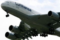Lufthansa utahuje opasky. Německé aerolinky propustí 4000 lidí v administrativě