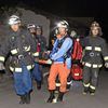 Záchranáři vynášející zraněné po zemětřesení v Japonsku