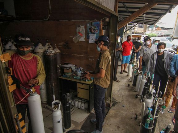 Fronta na naplnění kyslíkových bomb v Indonésii. 