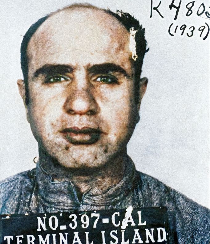 Chicagský gangster Al Capone na vězeňské fotografii v roce 1939. Kolorovaná fotografie