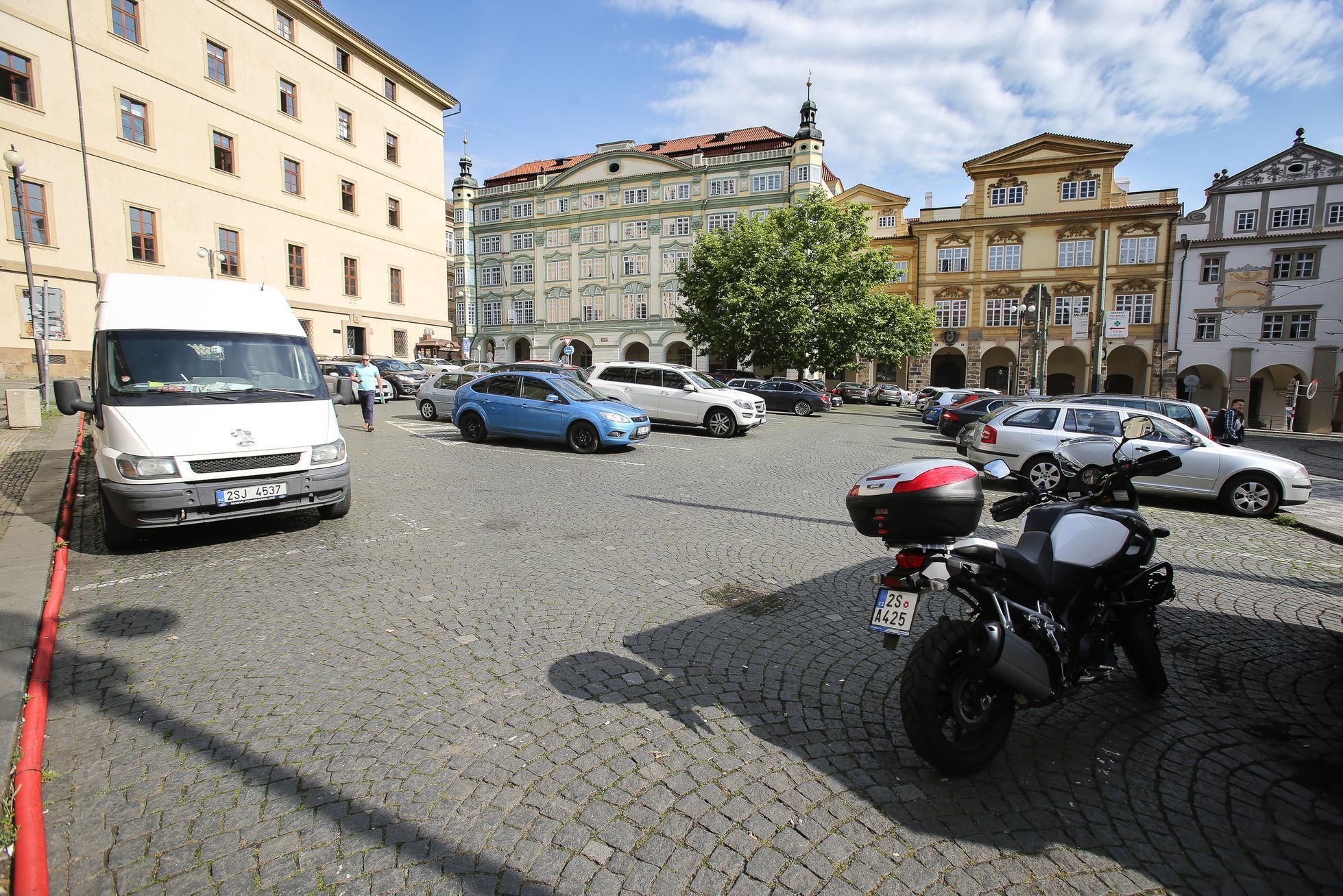 Malostranské náměstí v Praze před a po zrušení parkoviště