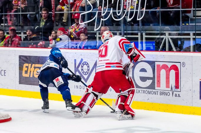 ELH, Třinec: Plzeň: chyba Šimona Hrubce u hrazení, z níž padl gól Plzně