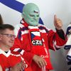 Fanoušek Fantomas během zápasu MS 2024 Česko - Norsko