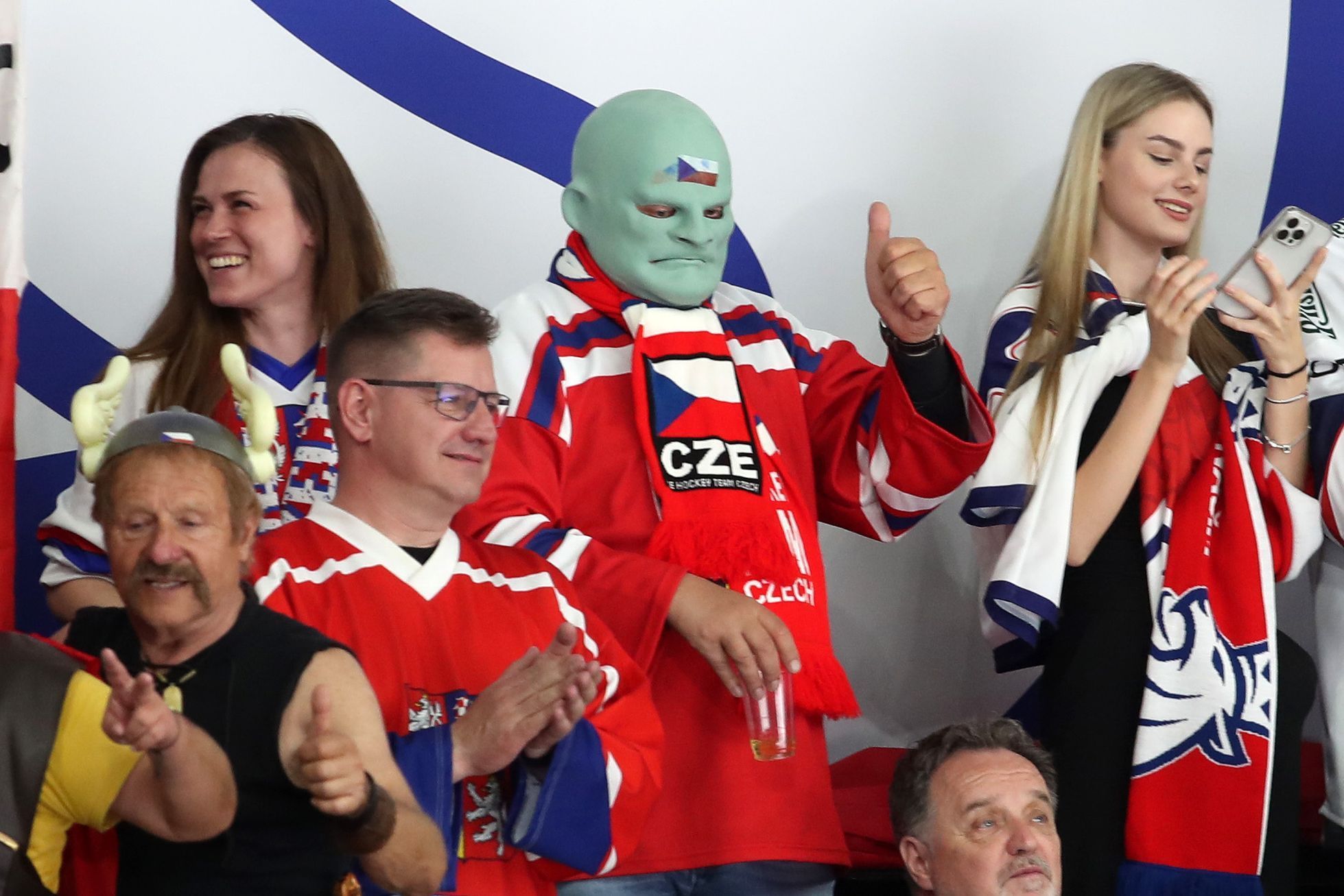 Fanoušek Fantomas během zápasu MS 2024 Česko - Norsko