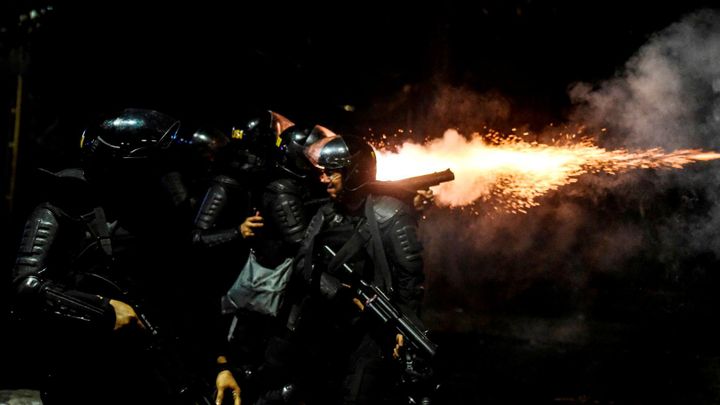 Foto: Klidné protesty se zvrhly. Lidé v Jakartě zapalovali auta, šest jich zemřelo