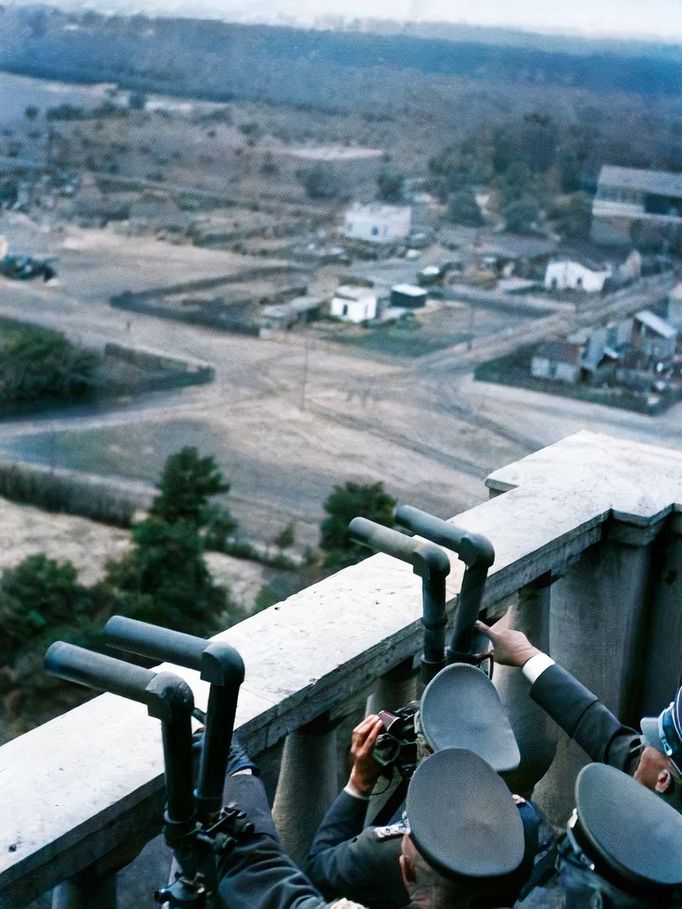 Adolf Hitler a němečtí důstojníci během inspekce ve Varšavě, Polsko, říjen 1939, po kapitulaci města během druhé světové války. Kolorovaný snímek