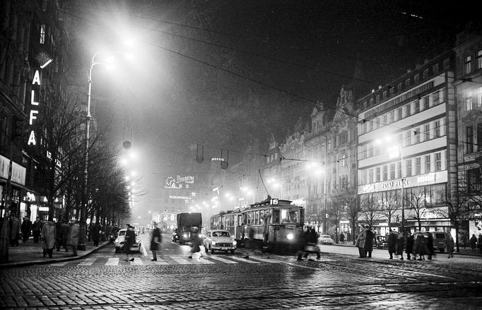 Historická fotografie zachycující provoz tramvajové linky na Václavském náměstí, která zde byla v provozu mezi lety 1884-1980.