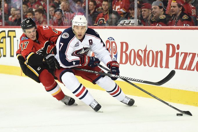 Columbus Blue Jackets (Jack Johnson) a Calgary Flames (Lance Bouma)