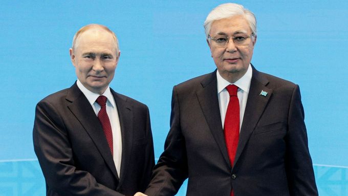 Ruský prezident Vladimir Putin Putin se svým kazašským protějškem Kasymem-Žomartem Tokajevem, 28. listopadu 2024, Astana.