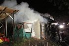 Na kraji Plzně shořela chata, uvnitř našli tři ohořelá těla