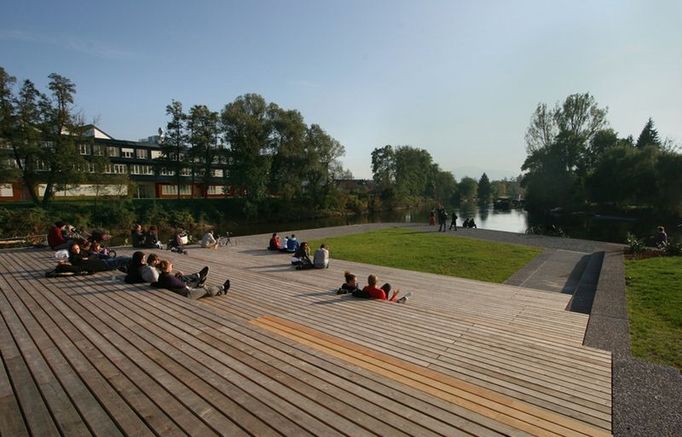 Městský park Špica, Lublaň, 2011, foto (c) archiv Atelier arhitekti Rekonstrukce břehů řeky Lublanice v hlavním městě Slovinska trvala pět let.  Snaha o obnovu a zpřístupnění bezprostředního okolí řeky má za cíl zpříjemnit život obyvatel města, ne jinak je tomu i v případě parku Špica.