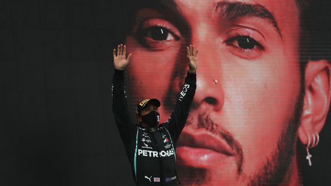 Lewis Hamilton z Mercedesu slaví triumf ve Velké ceně Portugalska formule 1