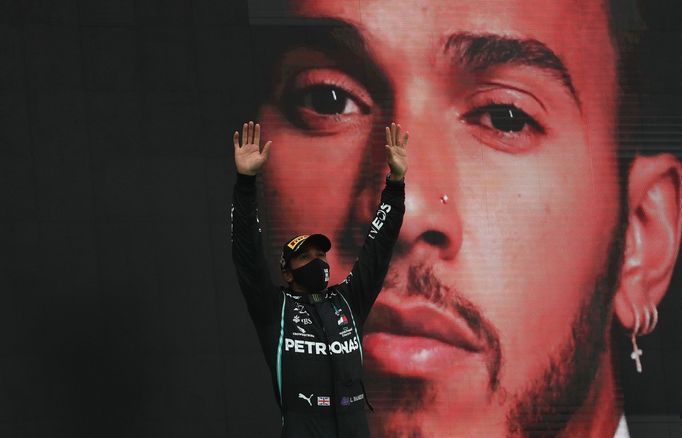 Lewis Hamilton z Mercedesu slaví triumf ve Velké ceně Portugalska formule 1