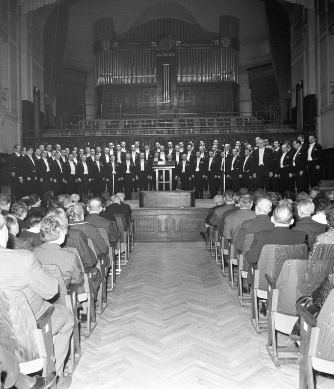 Foto z koncertu 28. prosince 1968 ve Smetanově síni Obecního domu. V letech 1964 – 1973 byl uměleckým vedoucím a poté dirigentem Antonín Tučapský.