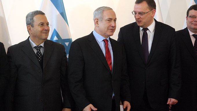Benjamin Netanjahu (uprostřed) s Petrem Nečasem.