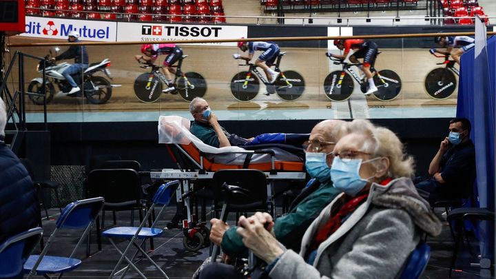 Foto: Na trajektu i v muzeu s lístkem zdarma. Země pro očkování volí nezvyklá místa; Zdroj foto: Reuters