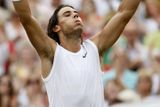 Španěl Rafael Nadal se raduje z postupu do finále. Na titul zatím ve Wimbledonu nedosáhl.